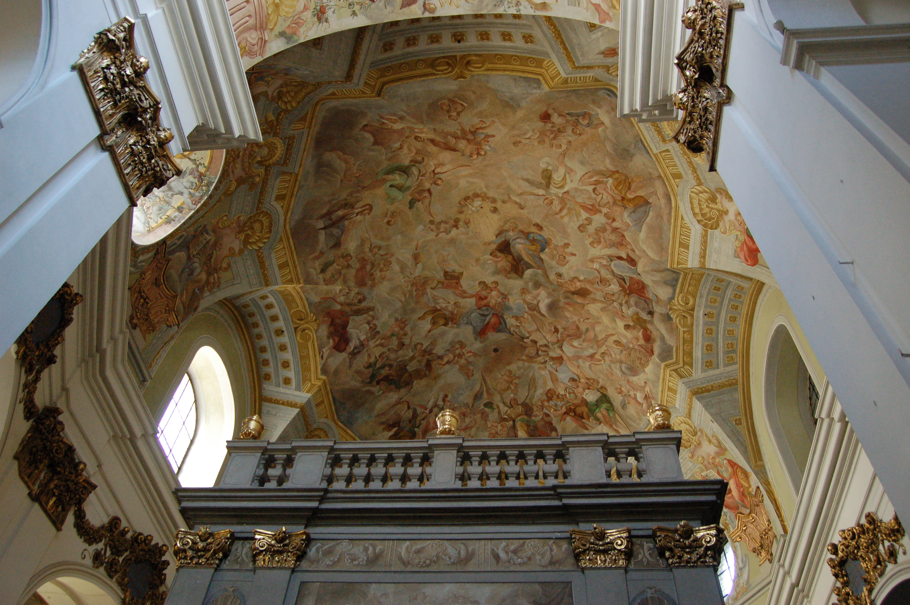 Intérieur de l'église Saint-Jean Intérieur de l'église Saint-Jean