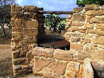 Très vieux puits, site archéologique 