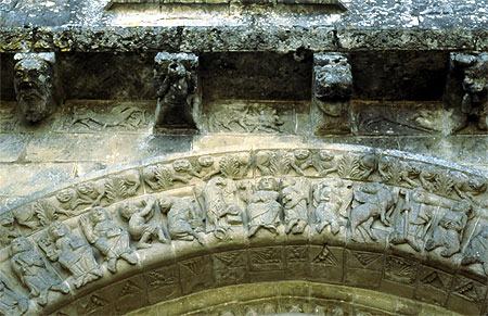 Le portail de l'église de Foussais Le portail de l'église de Foussais