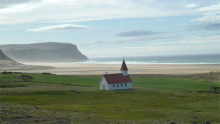 Breidavik, la plage et son église
