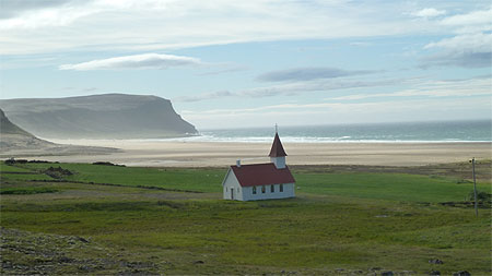 Breidavik, la plage et son église Breidavik, la plage et son église