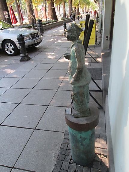 Petites statues le long de l'avenue Roustaveli