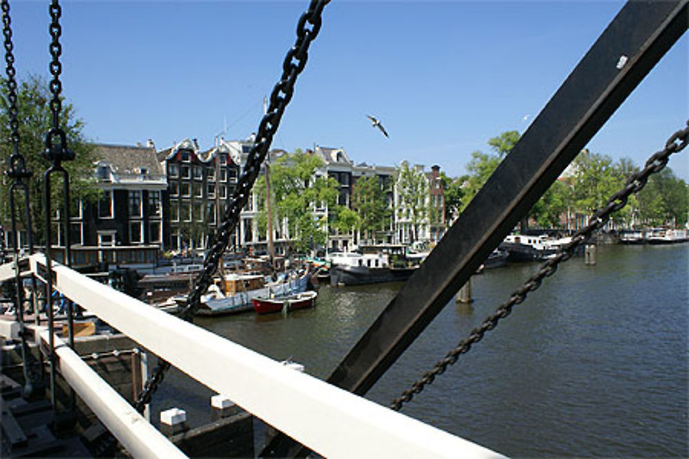 Vue de l'Amstel depuis le Magere Brug