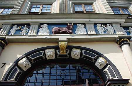 Sculptures à l'entrée de la maison "Zum roten Ochsen" Sculptures à l'entrée de la maison "Zum roten Ochsen"