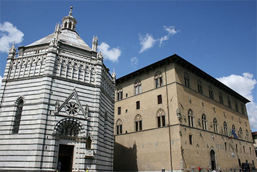 Baptistère et palais de justice