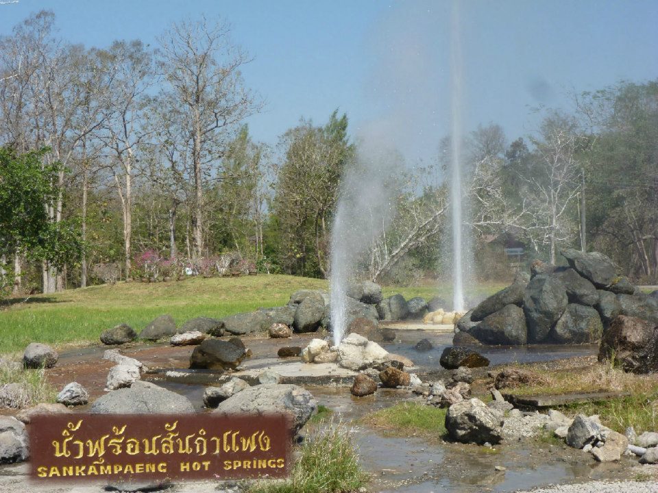 Source d'eau chaude à Sankampaeng Source d'eau chaude à Sankampaeng