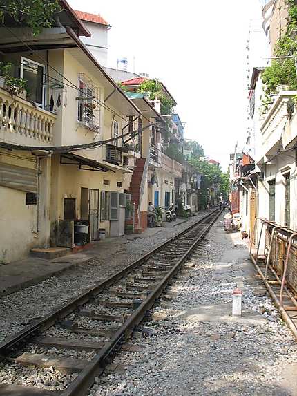 Vieille ligne de chemin de fer dans la ville