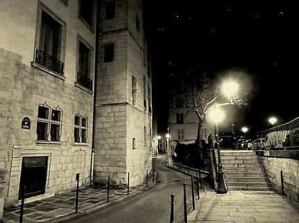 Paris la nuit, la rue des Ursins  