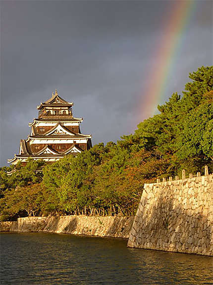 Fin de l'averse sur château Hiroshima