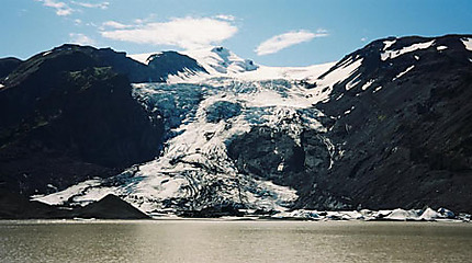 Glacier tombant dans un lac
