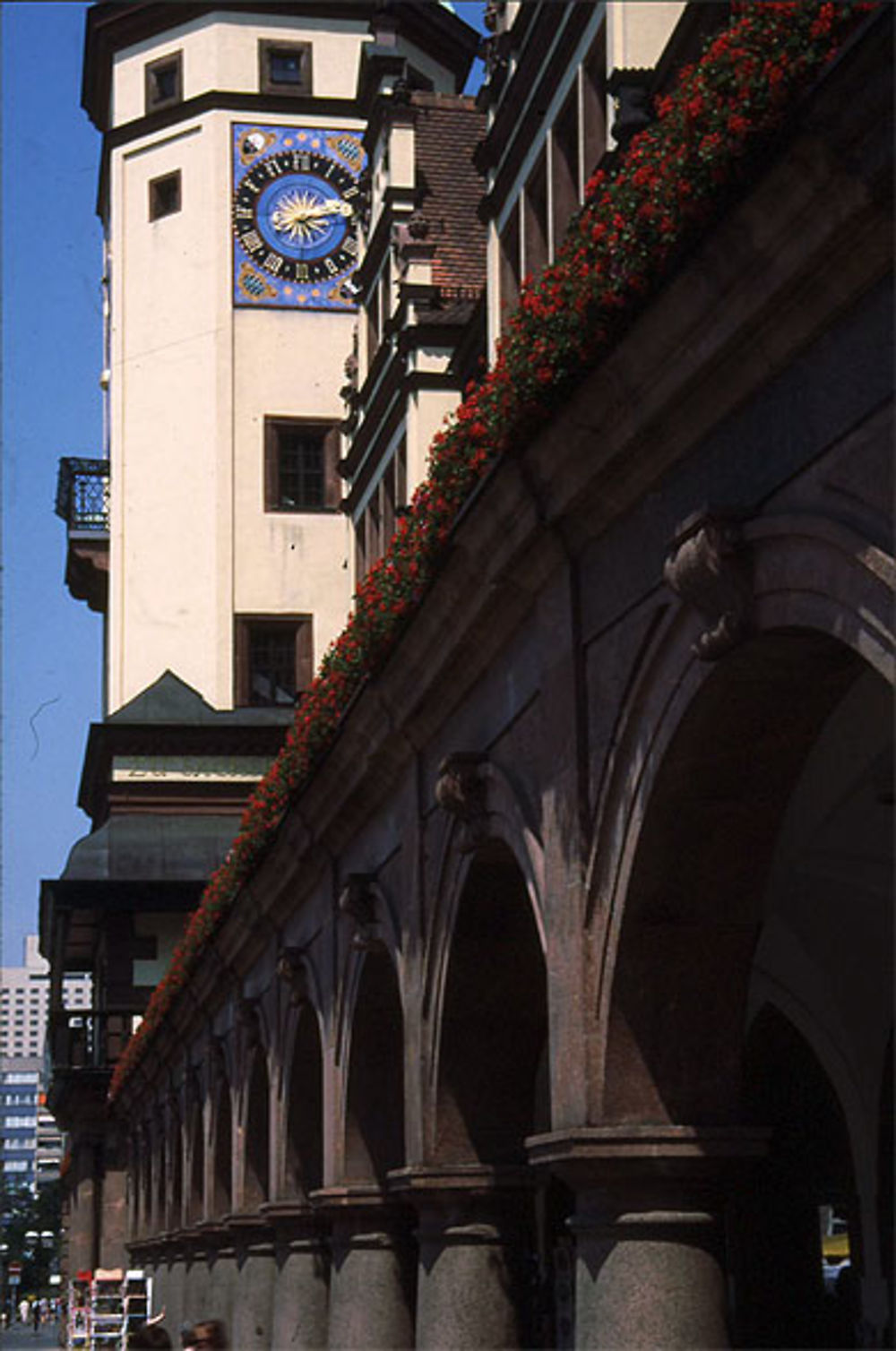 Les arcades de l'ancien hôtel de ville.