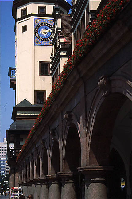 Les arcades de l'ancien hôtel de ville.