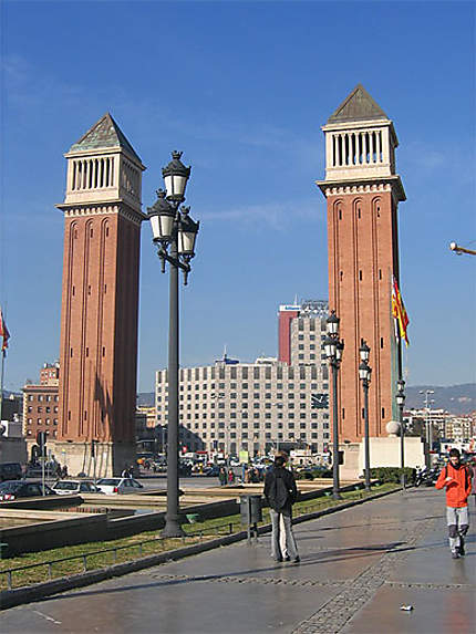 Les tours annonçant l'entrée de Montjuïc