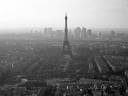 Tour Eiffel et au loin grattes-ciels de la Défence