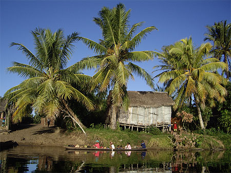 Andevoranto sur les rives du canal des pangalanes Andevoranto sur les rives du canal des pangalanes