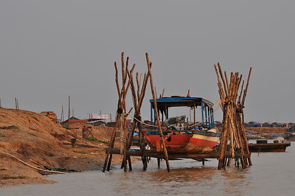 Bâteau à quai au Tonlé Sap
