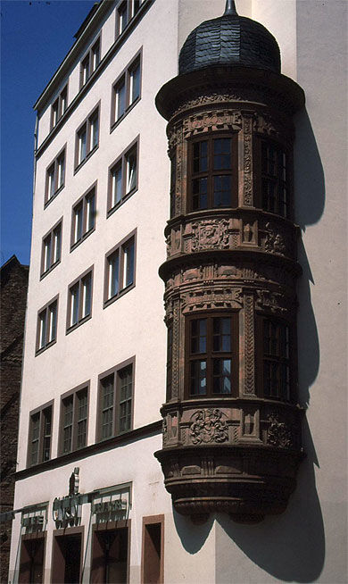 Un vieux pignon sur un bâtiment moderne