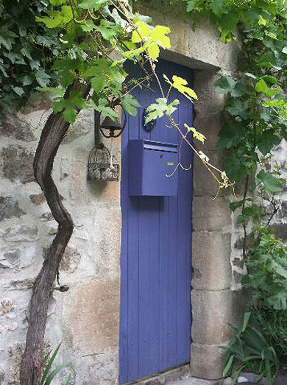 Porte dans le village de Naves