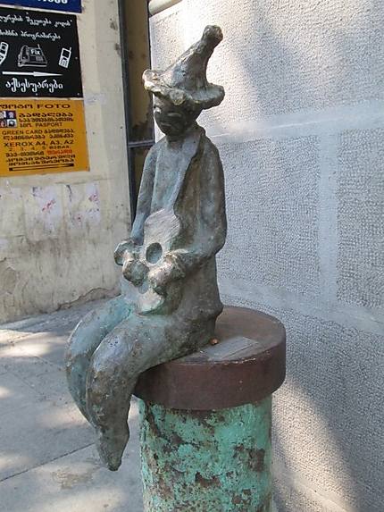 Petites statues le long de l'avenue Roustaveli
