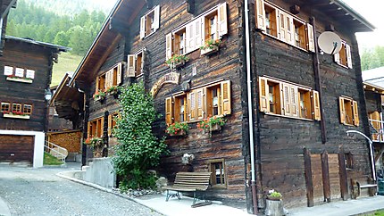 Vieux chalets à Ulrichen, canton du Valais, Suisse