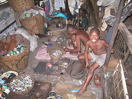Apprentis ferrailleurs dans le marché de Cotonou