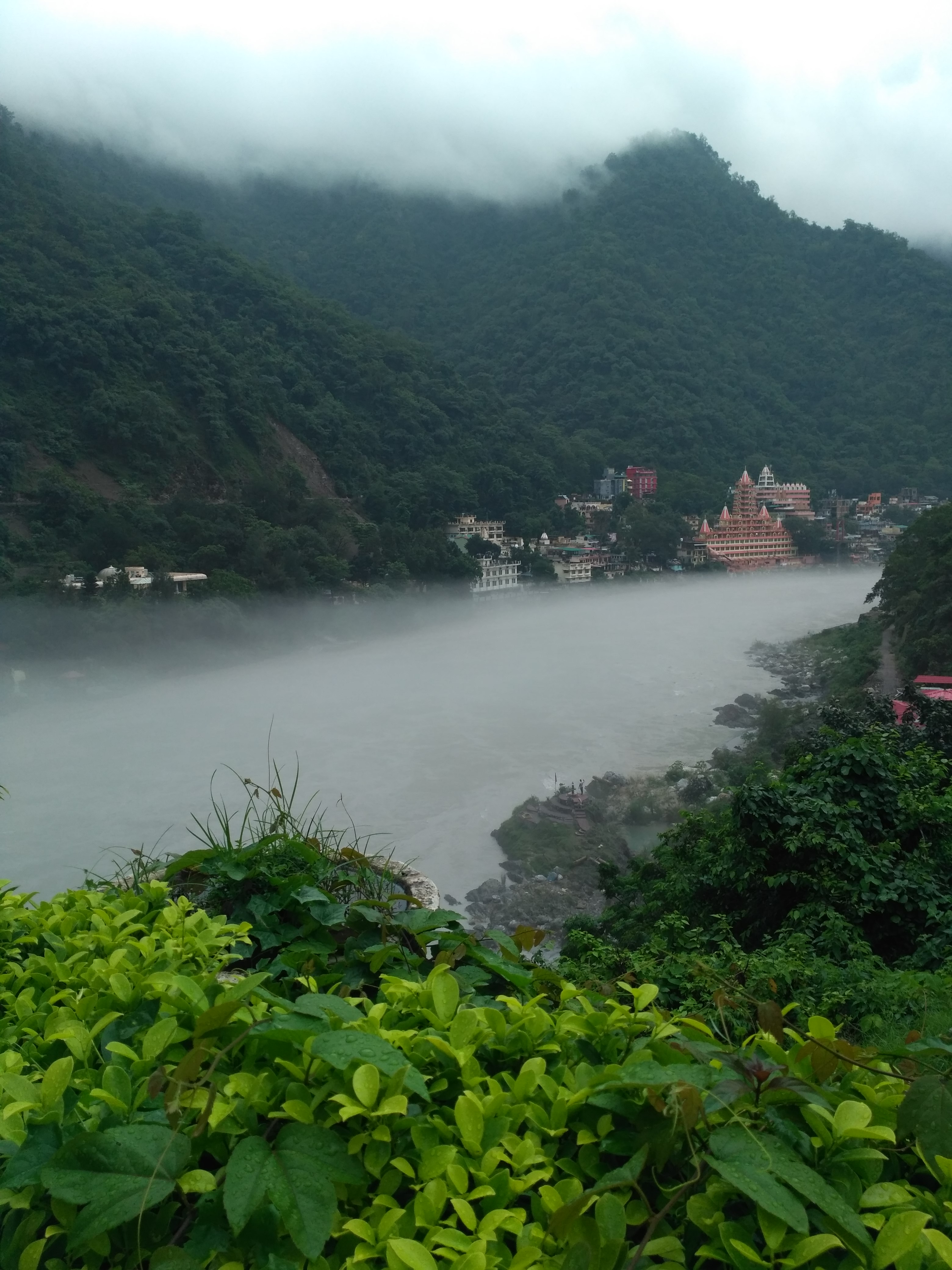 Le gange à Rishikesh au pied de l'Himalaya Le gange à Rishikesh au pied de l'Himalaya