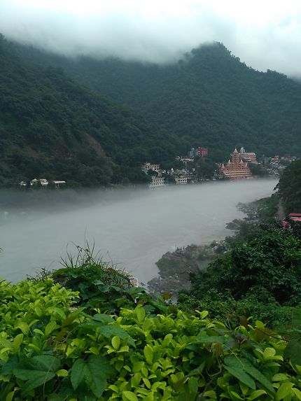 Le gange à Rishikesh au pied de l'Himalaya