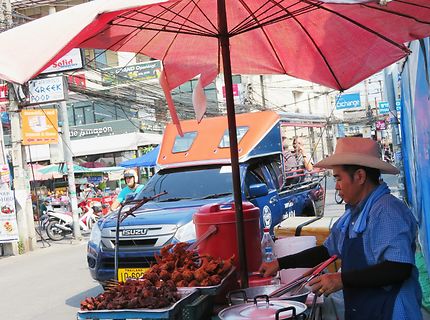 Grillades proposées dans la rue Buakao, Pattaya