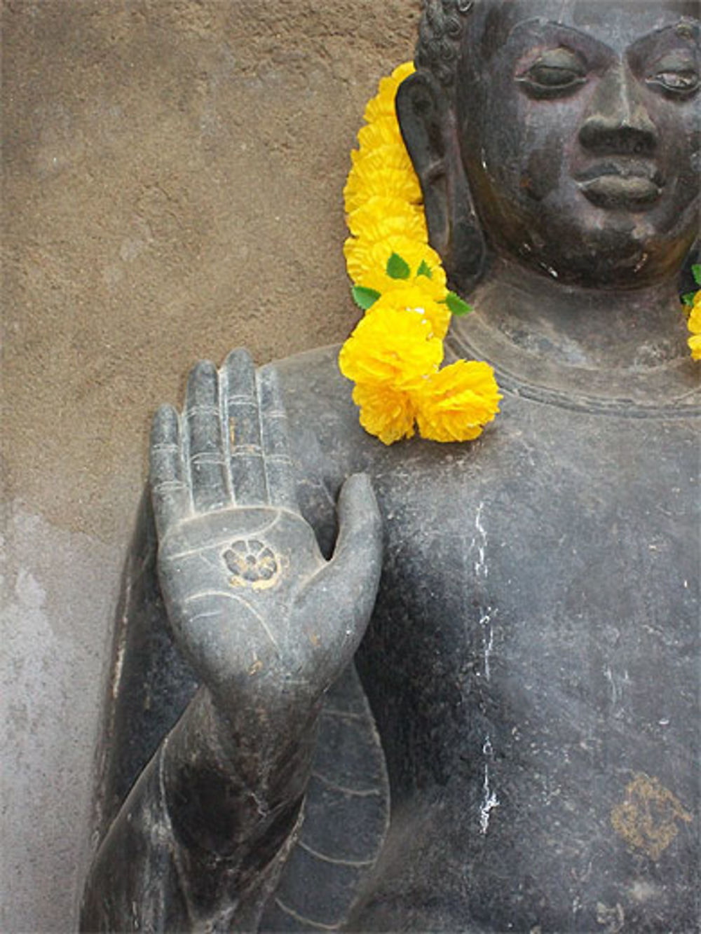 Statue et fleurs