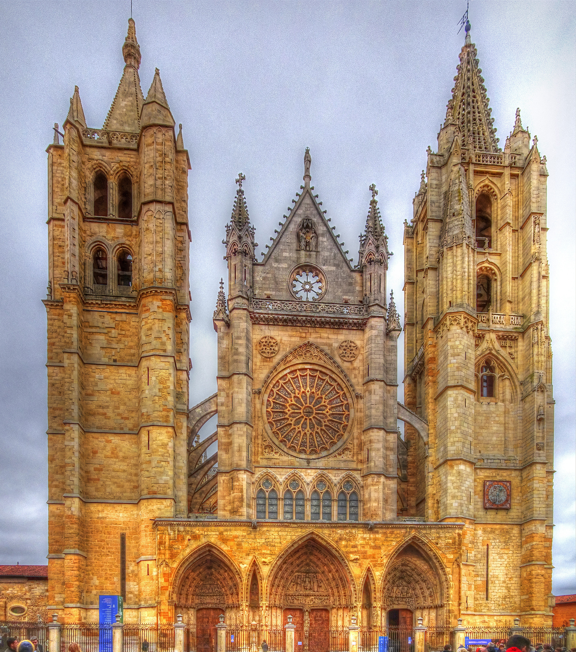 León León
