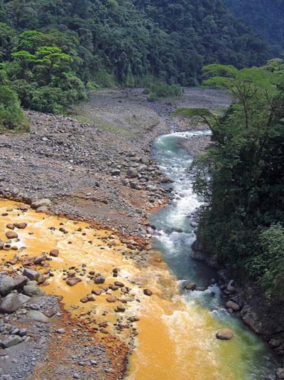Rencontre du Rio Sucio et du Rio Proprio Rencontre du Rio Sucio et du Rio Proprio