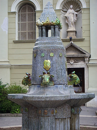 Pécs : fontaine aux têtes de taureaux