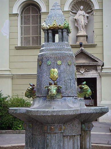 Pécs : fontaine aux têtes de taureaux Pécs : fontaine aux têtes de taureaux