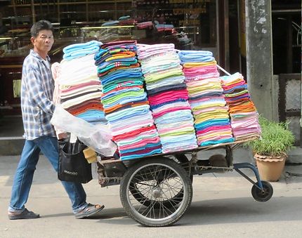 Ambulant, vente de serviettes à Pattaya