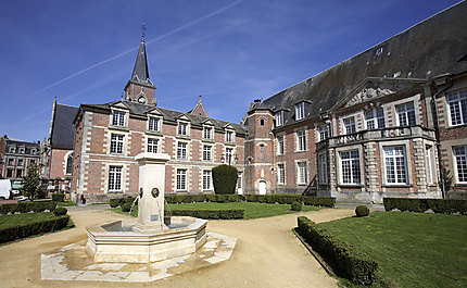 Château et fontaine, Crèvecoeur-le-Grand