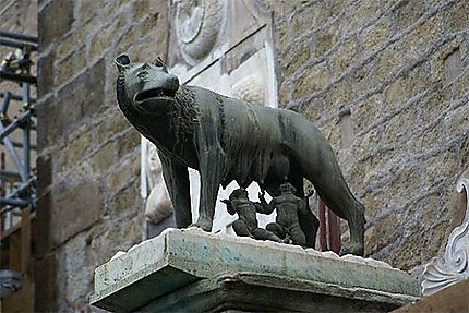 La louve nourrissant Romulus et Remus, fondateurs légendaires de Rome