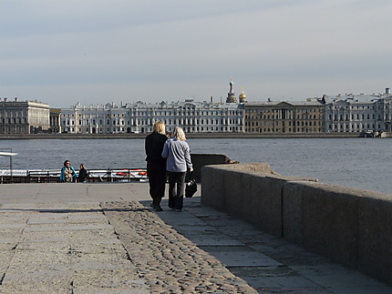 Vue vers les quais de Saint-Pétersbourg