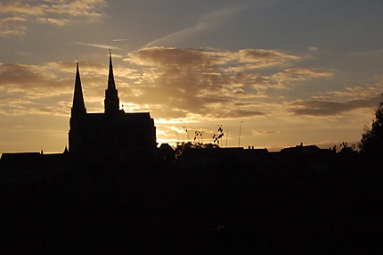 La cathédrale de Chartres, à contre-jour
