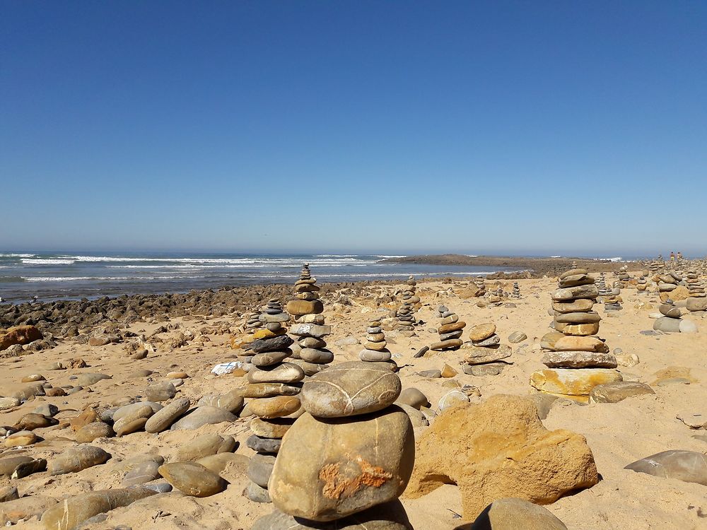 Forêt de cairn sur la plage 