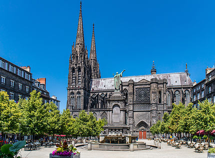 Clermont-Ferrand : city break au pied du Puy de Dôme