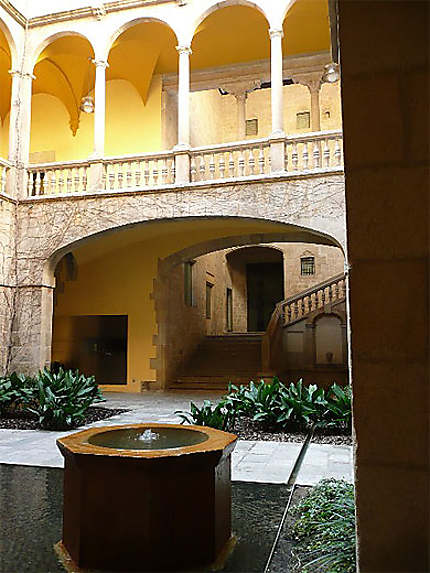 Barri gotic - archives de la couronne d'Aragon - patio