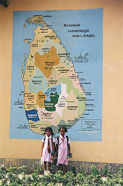 La carte du Sri Lanka et ses écolières