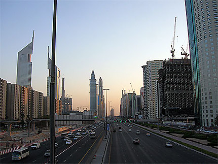 Sheikh Zayed Road au crépuscule