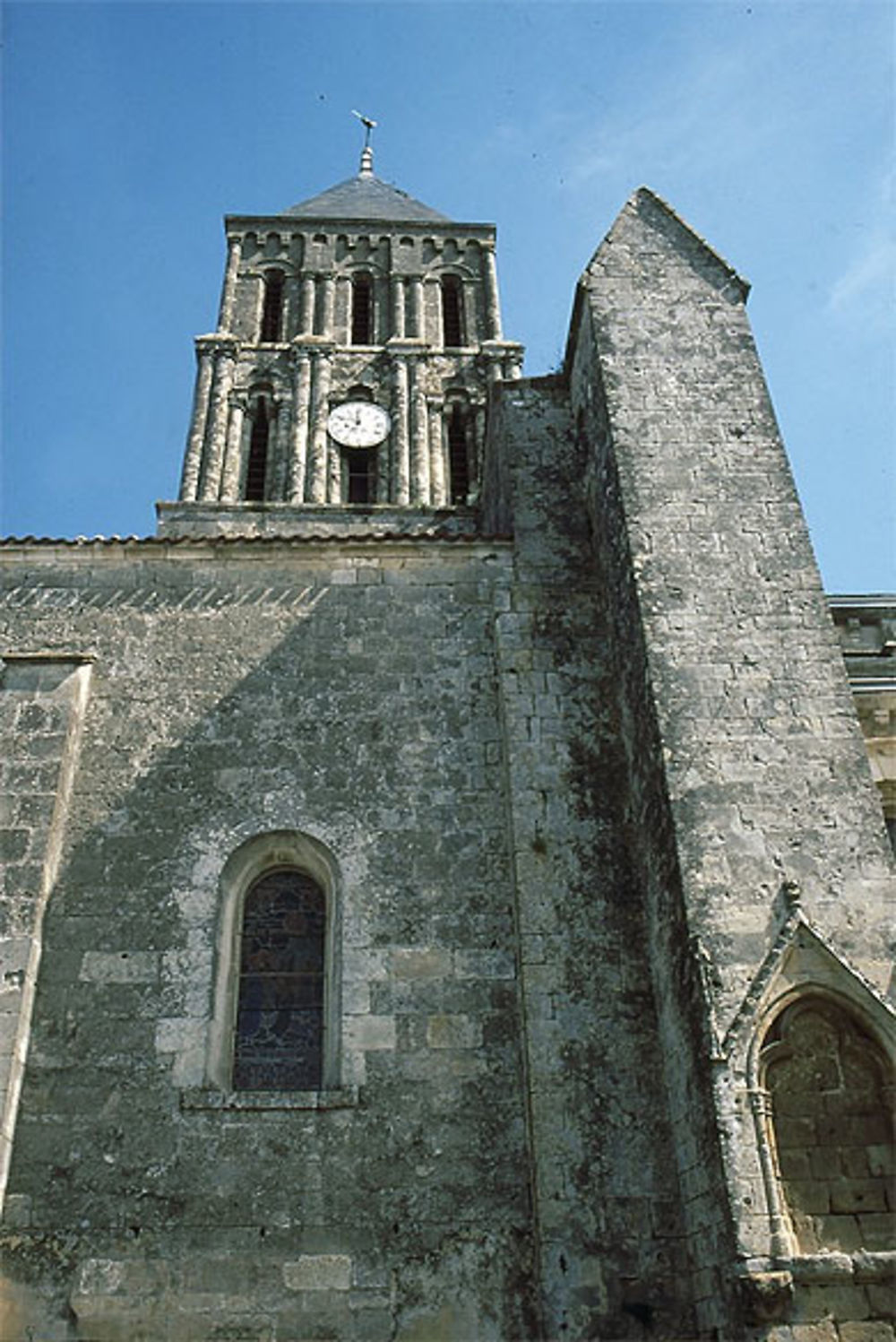 L'église de Saint-Hilaire des Loges