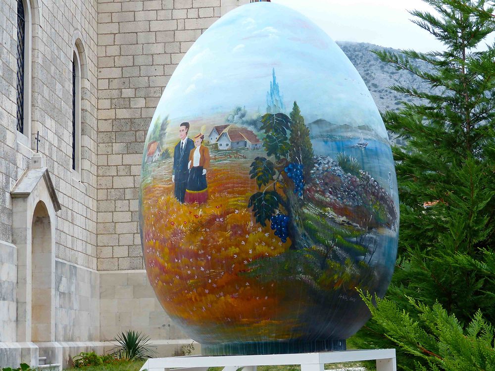 Oeuf peint devant l'église d'Orebic