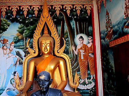 Fresque et Bouddhas au Khao Phra Bat Temple