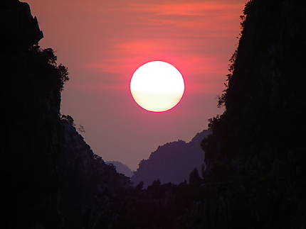 Coucher de soleil sur Ha Long 