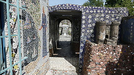 Murs décorés de la Maison Picassiette