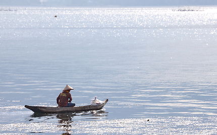 Pêcheur au filet au Lac Singkarak