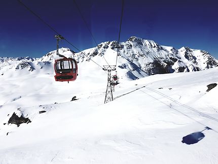 Téléphérique rouge sur fond blanc, les Alpes